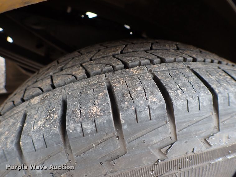 image for item KR9835 2015 Ford F350 Super Duty  utility bed pickup truck