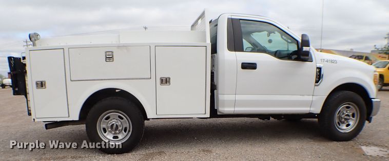 image for item KR9842 2017 Ford F350 Super Duty XL  utility bed pickup truck