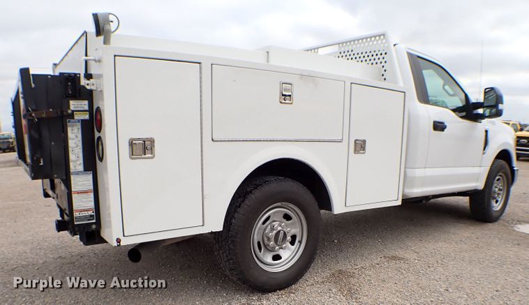 image for item KR9842 2017 Ford F350 Super Duty XL  utility bed pickup truck