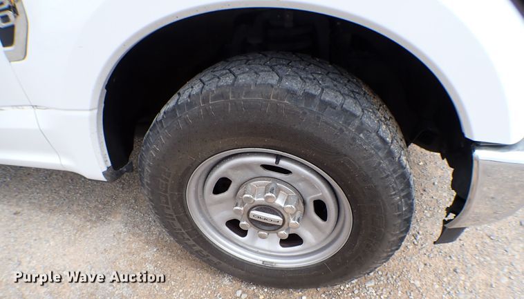 image for item KR9842 2017 Ford F350 Super Duty XL  utility bed pickup truck