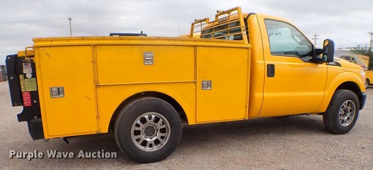 image for item KR9846 2015 Ford F350 Super Duty  utility bed pickup truck