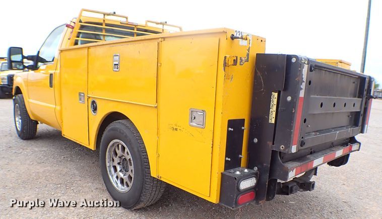 image for item KR9846 2015 Ford F350 Super Duty  utility bed pickup truck