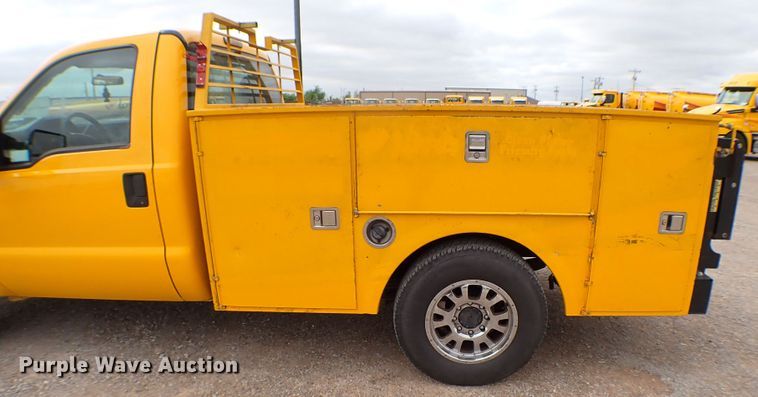 image for item KR9846 2015 Ford F350 Super Duty  utility bed pickup truck