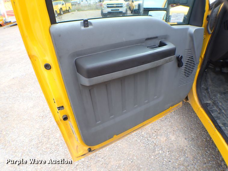 image for item KR9846 2015 Ford F350 Super Duty  utility bed pickup truck