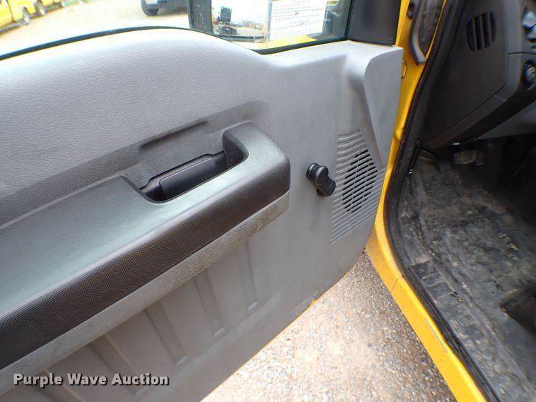 image for item KR9846 2015 Ford F350 Super Duty  utility bed pickup truck