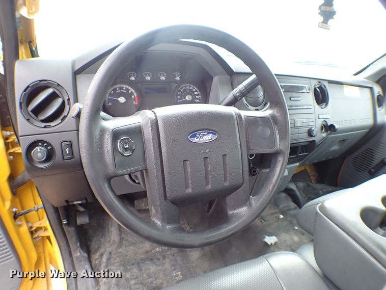 image for item KR9846 2015 Ford F350 Super Duty  utility bed pickup truck