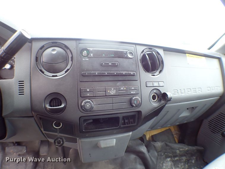 image for item KR9846 2015 Ford F350 Super Duty  utility bed pickup truck