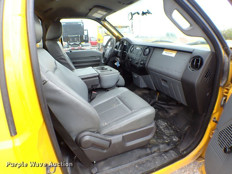 image for item KR9846 2015 Ford F350 Super Duty  utility bed pickup truck