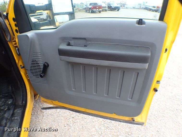 image for item KR9846 2015 Ford F350 Super Duty  utility bed pickup truck