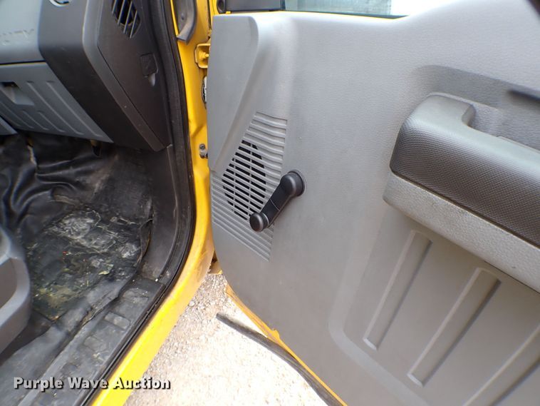 image for item KR9846 2015 Ford F350 Super Duty  utility bed pickup truck