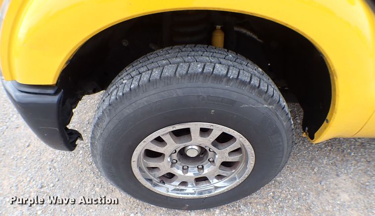 image for item KR9846 2015 Ford F350 Super Duty  utility bed pickup truck