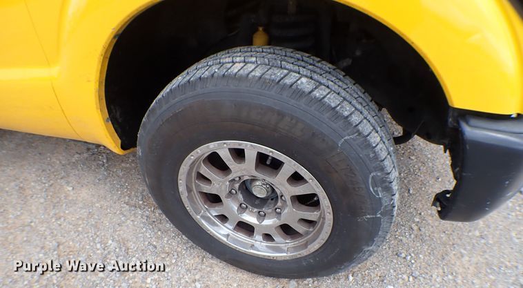 image for item KR9846 2015 Ford F350 Super Duty  utility bed pickup truck