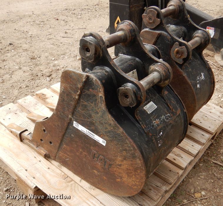 image for item LS9062 (2) Caterpillar excavator buckets
