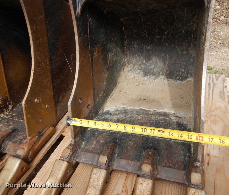 image for item LS9062 (2) Caterpillar excavator buckets