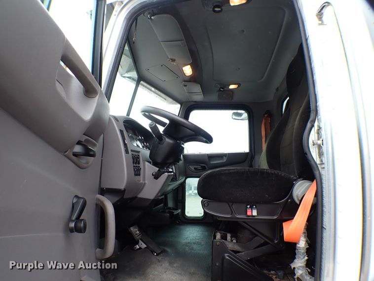 image for item MF9292 2014 Peterbilt 337  box truck