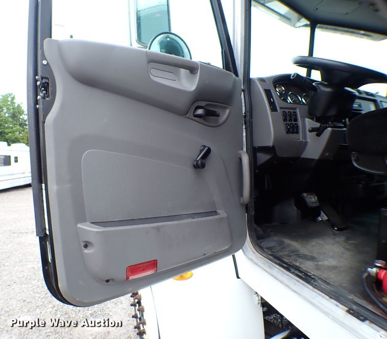 image for item MF9292 2014 Peterbilt 337  box truck