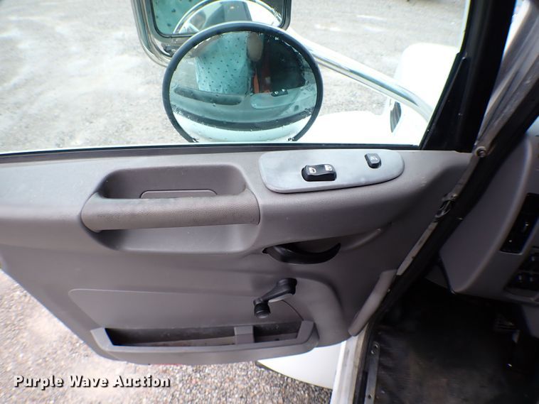 image for item MF9292 2014 Peterbilt 337  box truck