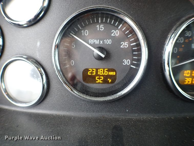 image for item MF9292 2014 Peterbilt 337  box truck