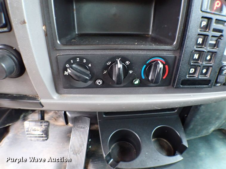 image for item MF9292 2014 Peterbilt 337  box truck