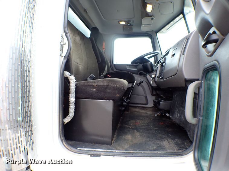 image for item MF9292 2014 Peterbilt 337  box truck