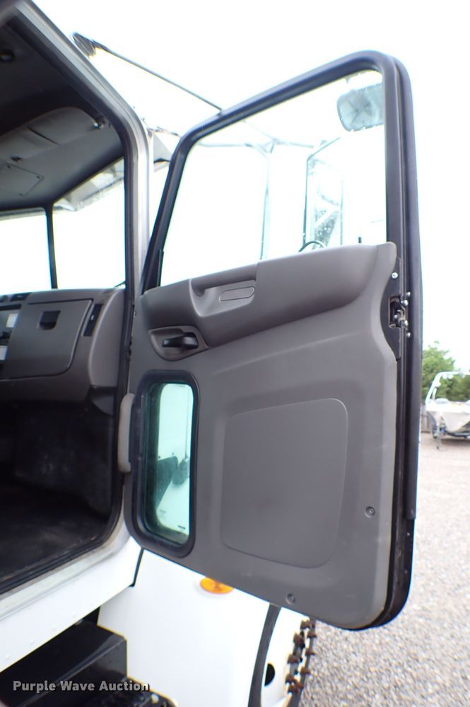 image for item MF9292 2014 Peterbilt 337  box truck