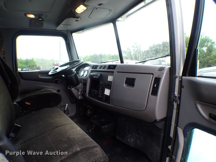 image for item MF9292 2014 Peterbilt 337  box truck