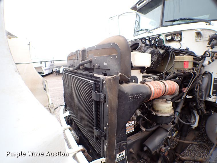 image for item MF9292 2014 Peterbilt 337  box truck