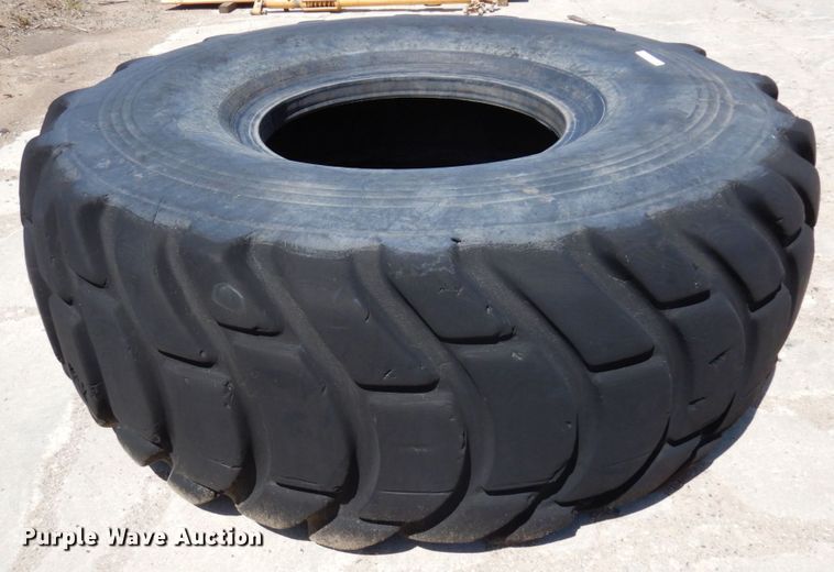 image for item MF9590 33.25-35XR tire