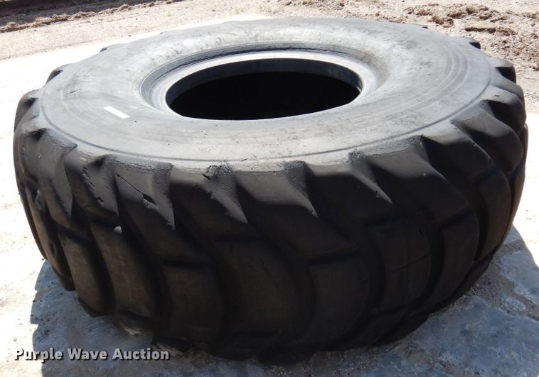 image for item MF9590 33.25-35XR tire