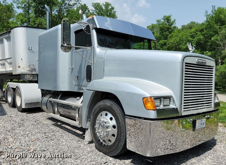 image for item DI1223 1997 Freightliner FLD120  semi truck