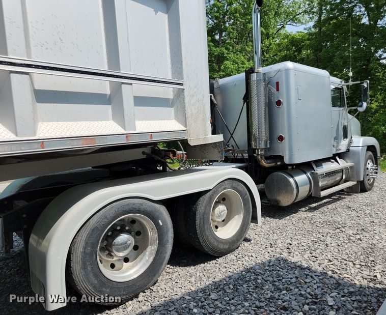 image for item DI1223 1997 Freightliner FLD120  semi truck