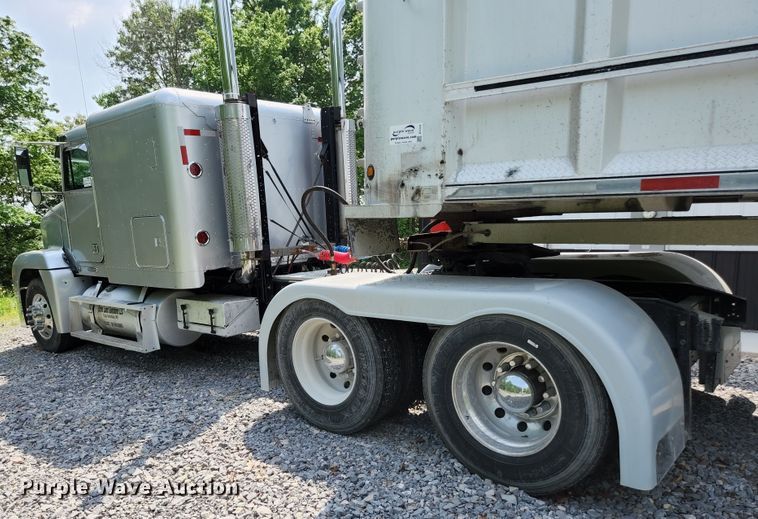 image for item DI1223 1997 Freightliner FLD120  semi truck