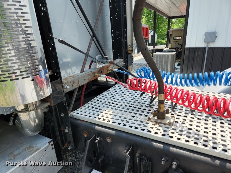 image for item DI1223 1997 Freightliner FLD120  semi truck