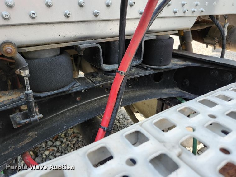 image for item DI1223 1997 Freightliner FLD120  semi truck