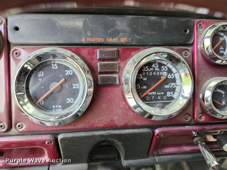 image for item DI1223 1997 Freightliner FLD120  semi truck