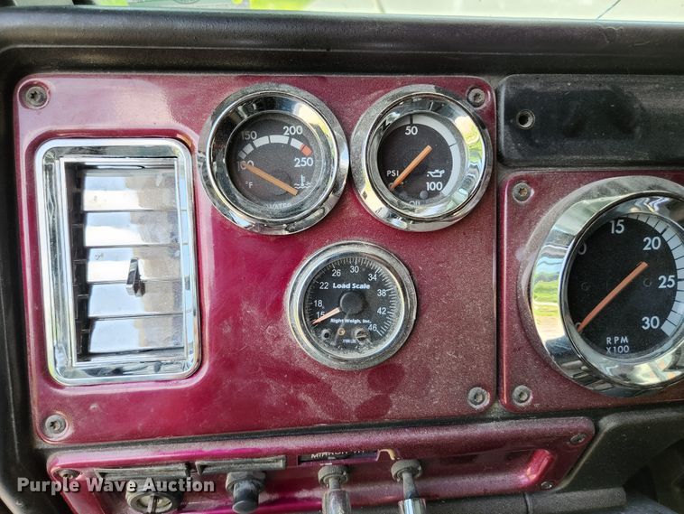 image for item DI1223 1997 Freightliner FLD120  semi truck