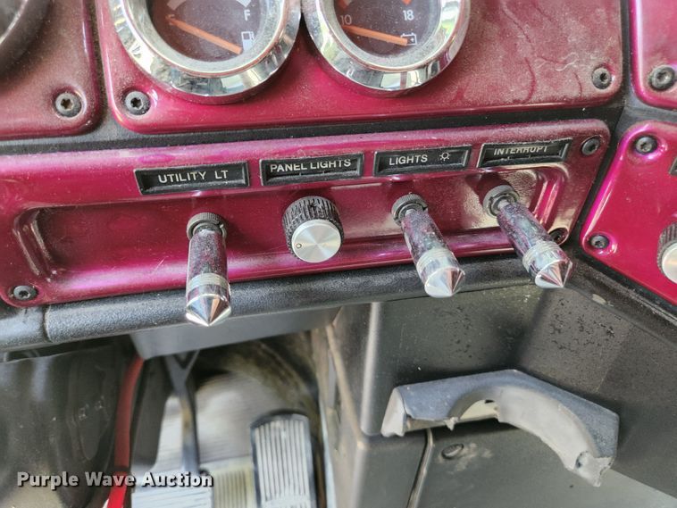 image for item DI1223 1997 Freightliner FLD120  semi truck