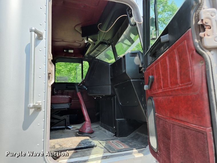 image for item DI1223 1997 Freightliner FLD120  semi truck