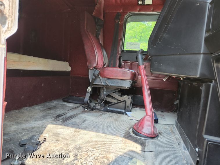 image for item DI1223 1997 Freightliner FLD120  semi truck