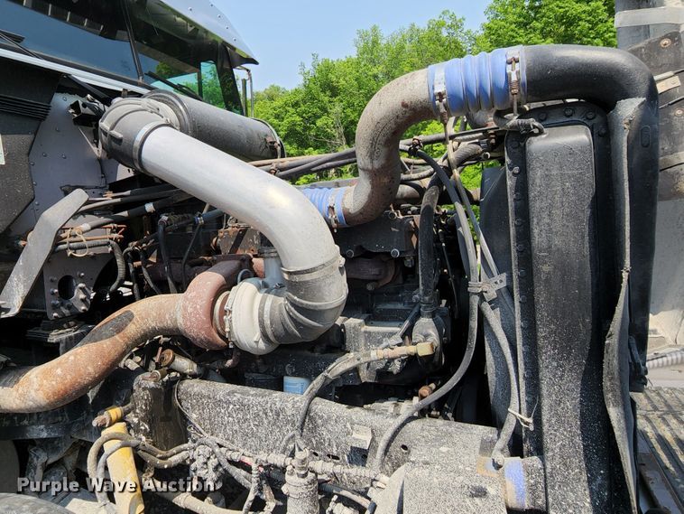 image for item DI1223 1997 Freightliner FLD120  semi truck