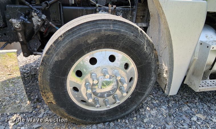 image for item DI1223 1997 Freightliner FLD120  semi truck