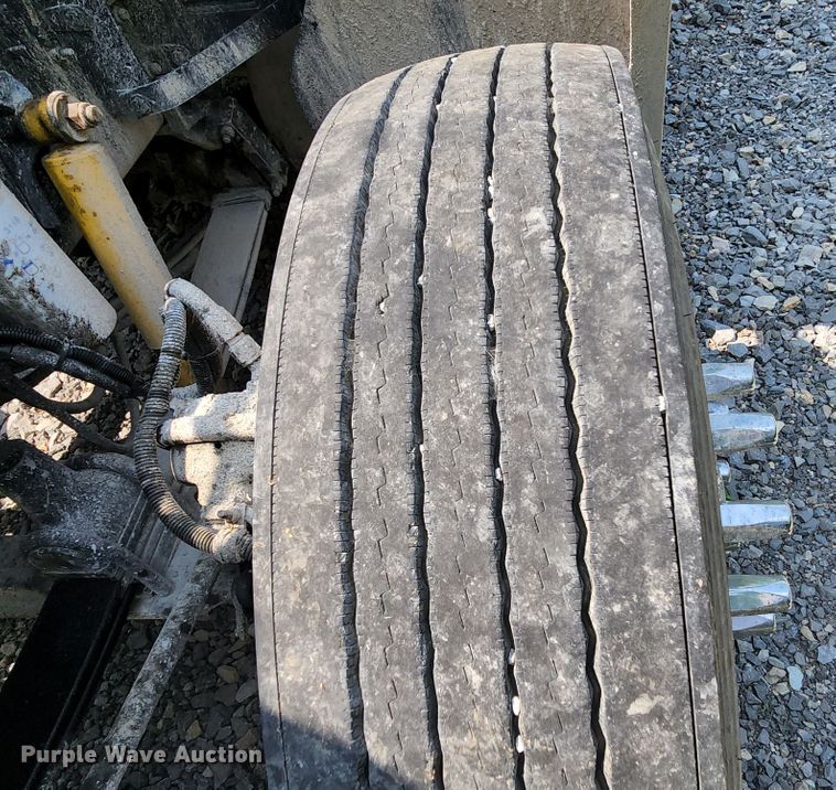 image for item DI1223 1997 Freightliner FLD120  semi truck