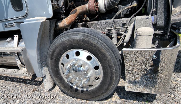 image for item DI1223 1997 Freightliner FLD120  semi truck