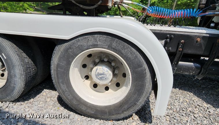 image for item DI1223 1997 Freightliner FLD120  semi truck