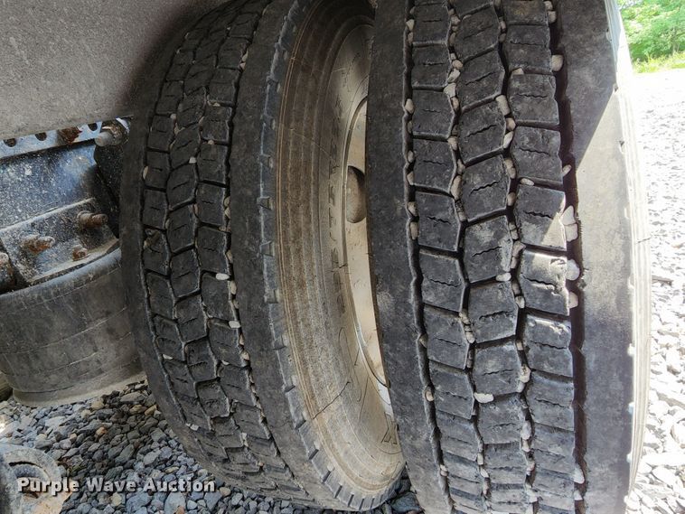 image for item DI1223 1997 Freightliner FLD120  semi truck