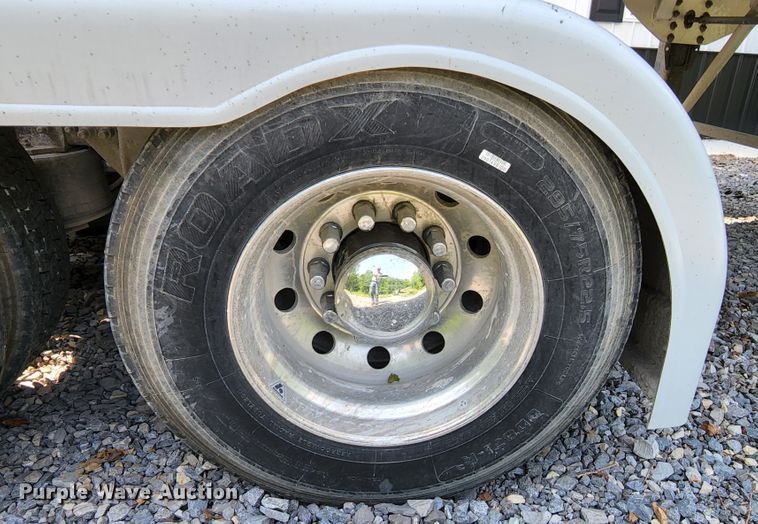 image for item DI1223 1997 Freightliner FLD120  semi truck