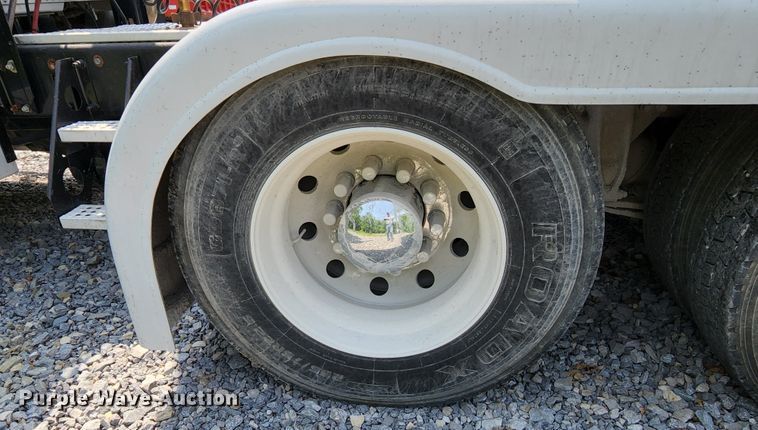 image for item DI1223 1997 Freightliner FLD120  semi truck