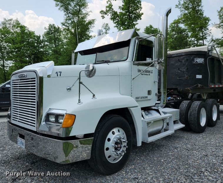 image for item DI1225 2000 Freightliner FLD120  semi truck