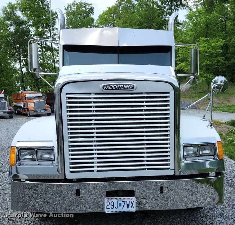 image for item DI1225 2000 Freightliner FLD120  semi truck