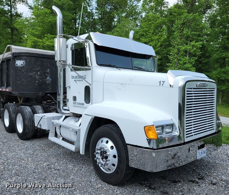 image for item DI1225 2000 Freightliner FLD120  semi truck